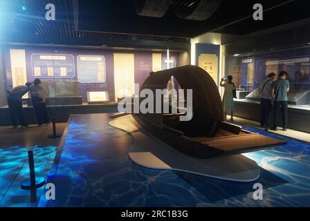 HANGZHOU, CINA - 12 LUGLIO 2023 - i visitatori possono ammirare le squisite reliquie culturali legate al sushi presso il Museo del forno Guan della Dinastia Song meridionale di Hangzhou, Foto Stock