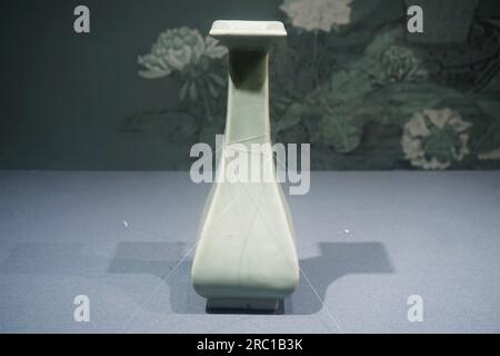 HANGZHOU, CINA - 12 LUGLIO 2023 - foto scattata il 12 luglio 2023 mostra il "vaso smaltato verde fagiolo" della Dinastia Song Longquan Kiln al Southern so Foto Stock