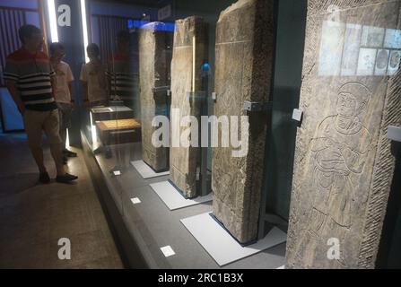 HANGZHOU, CINA - 12 LUGLIO 2023 - Guarda le sculture delle figure della dinastia Song presso il Southern Song Guan Kiln Museum di Hangzhou, provincia di Zhejiang, Cina, Foto Stock