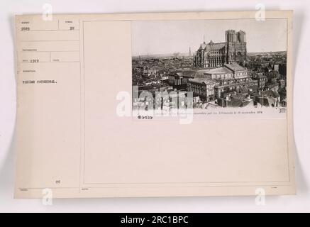 La fotografia mostra le conseguenze dell'incendio della cattedrale di Reims, che fu incendiata dai tedeschi il 19 settembre 1914. L'immagine è stata scattata nel 1919 e fa parte di una collezione che documenta le attività militari americane durante la prima guerra mondiale. Foto Stock