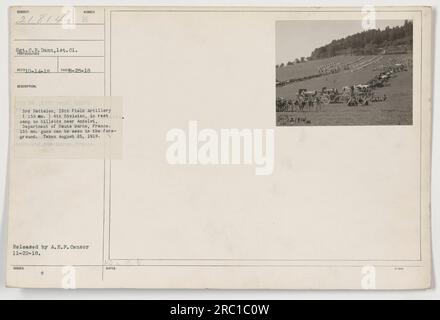 Sergente C.F. Dunn, 1st Class, del 3rd Battalion, 13th Field Artillery (155 mm.) Della quarta Divisione, è visto in un campo di riposo su una collina vicino Andelet, dipartimento dell'alta Marna, Francia. La fotografia, scattata il 25 agosto 1918, mostra un 155 mm. pistola in primo piano." Foto Stock