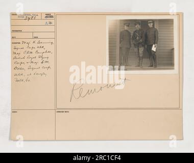 Major K. Banning, Signal Corps, U.S.A., Major C.D.M. Campbell, British Royal Flying Corps, & Maj. S.M. Decker, Signal Corps, U.S.A., posa per una fotografia a Langley Field, Virginia. Foto Stock