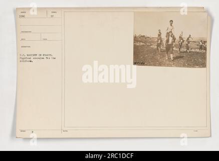 STATI UNITI I Marines in Francia si impegnano in esercizio fisico per mantenere la forma fisica e rafforzare il proprio corpo durante la prima guerra mondiale. La fotografia cattura i soldati che partecipano attivamente agli esercizi. Questa immagine mette in evidenza la loro dedizione e impegno a rimanere fisicamente in forma, migliorando la loro preparazione per le attività militari. Foto Stock