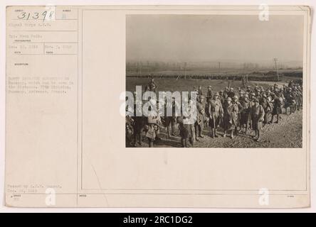 Didascalia: "Una fotografia scattata il 3 novembre 1918, durante la prima guerra mondiale, che mostra il 305th Infantry avanzare su Busancy nella regione francese delle Ardenne. L'immagine raffigura i soldati della 77a Divisione e la vista a distanza della città. La fotografia ricevuta dal Signal Corps of the American Expeditionary Forces il 19 dicembre 1918, ed è stata approvata dalla censura A.E.F. il 24 dicembre 1918." Foto Stock