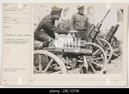Ufficiale americano che ispezionava mortai tedeschi catturati sulla collina di Montsee durante la cattura di St. Mihiel Salient. Fotografia scattata il 15 ottobre 1918 e pubblicata dopo aver superato A.E.P. censor il 5 ottobre 1918. Foto Stock