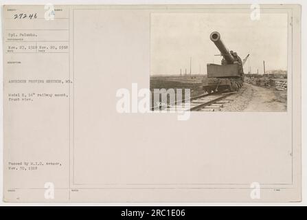 CPL. Palumbo at the Aberdeen Proving Grounds, MD, 22 novembre 1918. La fotografia cattura una vista frontale di un modello e, supporto ferroviario da 14''. È stato scattato da un fotografo il 27 novembre 1918 e approvato dal M.I.D. censor il 30 novembre 1918. Le note pubblicate su questa fotografia non sono disponibili. Foto Stock