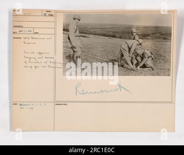 US Marines in Francia che partecipano alle attività dei campi di addestramento. Ufficiali francesi che tracciano il corso delle trincee per i marines. Fa parte delle fotografie delle attività militari americane durante la prima guerra mondiale. (50 parole) Foto Stock