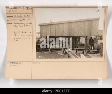 Levigatura in Alabama, Florida, Louisiana e Mississippi - Una vista laterale di un capannone di vernice utilizzato nella realizzazione di case portatili per le forze di spedizione americane durante la prima guerra mondiale Registrazione fotografica scattata da L. Levitz, gennaio 1918. Immagine rilasciata da W.C.I. a Photo Div., 22 gennaio 1918. Foto Stock