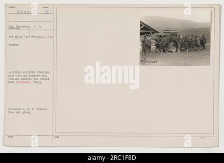 Soldati americani in piedi vicino a un'auto corazzata italiana alla Scuola Italiana di mitragliatrici vicino a Barbarano, in Italia. Fotografia scattata il 6 settembre 1918. ID immagine: 111-SC-22242. Fotografo: Sgt. Moscioni, S. C. informazioni ricevute il 15 ottobre 1918. Questa foto è stata rilasciata dalla A. E. P. Censor. Foto Stock