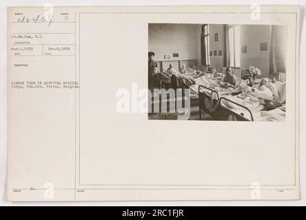 Tenente WM. Fox del Medical Corps, 5th Division, viene fotografato durante la cena in un ospedale di Virton, Belgio. La foto è stata scattata l'8 dicembre 1918 da un fotografo sconosciuto, ed è etichettata come 111-SC-42459. Foto Stock