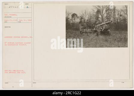 CPL. Palumbo presso Aberdeen Proving Grounds, MD, accanto a un obice britannico da 8' montato su un trattore caterpillar. La foto è stata scattata tra il 27 novembre 1916 e il 22 novembre 1918. Questa immagine non è destinata alla pubblicazione ed è esclusivamente per uso ufficiale. Foto Stock