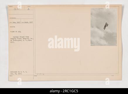 Un aereo Caproni che effettuava un volo di esercitazione sopra la costa atlantica durante la prima guerra mondiale. La foto è stata scattata dal fotografo Taren nel settembre 1917 e ricevuta nel dicembre 1917. La posizione specifica è Langley Field, Hampton, va, dove l'aereo era in rotta per Washington, D.C. Foto Stock