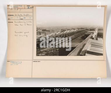 "Questa fotografia del gennaio 1918 cattura un deposito di legname utilizzato per asciugare il legname all'aria in Alabama, Florida, Louisiana e Mississippi durante la prima guerra mondiale. L'immagine ritrae l'industria del legname, una risorsa vitale nello sforzo bellico. Fotografia scattata da SF inviata. Sighe. Foto Stock