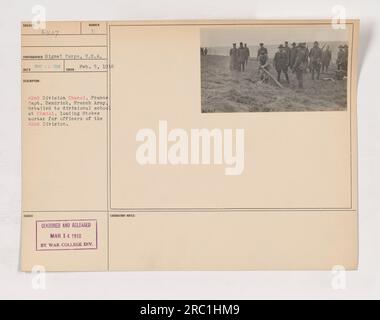 Il capitano Hendrick dell'esercito francese, assegnato alla scuola divisionale di Chanoy, è visto in questa fotografia che carica un mortaio Stokes per gli ufficiali della 42nd Division. La foto è stata scattata il 5 febbraio 1918 ed è numerata 6407 nella serie di fotografie scattate dal Signal Corps, U.S.A. È stato censurato e pubblicato il 14 marzo 1918 dal War College Division Laboratory. Foto Stock