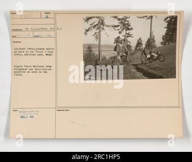 Soldati della Military Intelligence School di Camp Lewis, American Lake, Washington, vengono visti sul campo. Il telegrafo del Signal Corps National Army e i soldati dell'intelligence sono impegnati nelle loro attività quotidiane. Fotografato dal tenente B.N. Jackson e STG. R.C. Rego il 5 febbraio 1918. Rilasciato da W.O.D per Photo Div., U.S.A.F. Febbraio 1918. Note di laboratorio: 4587. Foto Stock