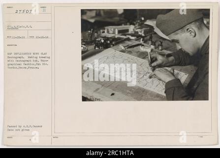 Questa è una fotografia di CPL. A. Klein della sezione Topografica, vi Div. A Verdun, Mosa, Francia durante la prima guerra mondiale L'immagine mostra Klein che crea un tracciato con inchiostro di Ecattografo, utilizzato per la duplicazione delle mappe. La fotografia è stata scattata il 16 ottobre 1918 e ricevuta dal fotografo il 25 novembre 1918. L'immagine ha superato l'A.E.F. (American Expeditionary Forces) Censore. Foto Stock