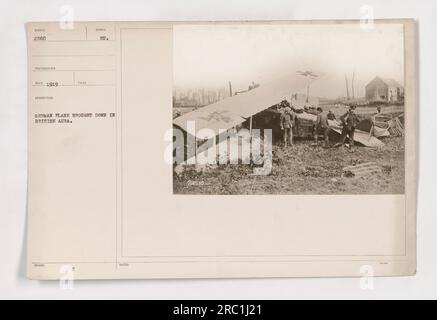 Aereo tedesco ispezionato dopo essere stato abbattuto in un'area britannica. Questa fotografia, scattata nel 1919, mostra il relitto dell'aereo tedesco, che fu catturato dagli inglesi durante la prima guerra mondiale È etichettato come WUNDER 2580 fotografo e 1919 e mostra le conseguenze dei combattimenti aerei durante la guerra. Foto Stock