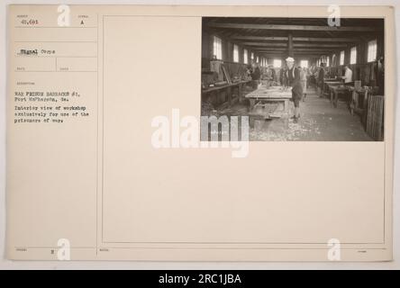 Vista interna di un laboratorio situato nella War Prison Barracks n. 1 a Fort McPherson, Georgia. Questo laboratorio è stato utilizzato esclusivamente dai prigionieri di guerra, identificati come prigionieri numero 45.691 del Signal Corps. La fotografia è stata scattata per documentare le attività presso la baracca e ha ricevuto il simbolo A. Foto Stock