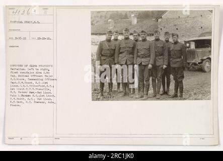 Foto di gruppo degli ufficiali che ritraggono gli ufficiali del 411th Telegraph Battalion durante la prima guerra mondiale Nella foto da sinistra a destra in prima fila sono il maggiore Alva D. me Coy, il maggiore C.H. Moore, capitano D.W. Scoot, 1° Lieut. C.R. Ritherford, e 1st Lieut. F.P.W. Niemeille. Nella seconda fila ci sono 2° Lieut. Mohn L. Burnam, 1° Lieut. C.W. Smith, e il secondo Lieut. H.T. East. La foto è stata scattata a Pravaux, Aube, in Francia, il 18 dicembre 1918. Foto Stock