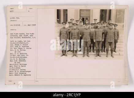 Didascalia: 'War Plans Branch, War Plans Division, membri dello staff dell'Army War College a Washington, D.C. Nella foto sono raffigurati vari militari tra cui il tenente colonnello W.W.Taylor Jr., il colonnello Frank J. Miller, il colonnello John E. Stehlens, il tenente colonnello Edgar T. Conley e il colonnello C.H. Hilton. Fotografia scattata nel maggio 1918." Foto Stock