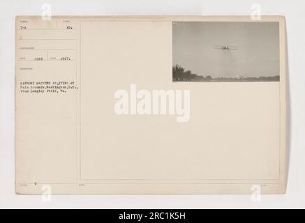 Aereo Caproni che arriva al Polo Grounds di Washington, D.C. da Langley Field, Virginia. La fotografia è stata scattata nel 1917 e mostra la macchina numero 7-A Caproni. Qui viene trasportato per uso militare. Foto Stock