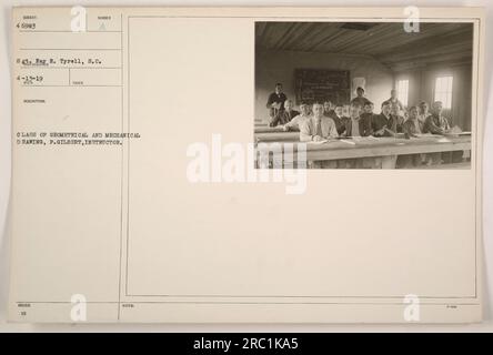 Il sergente Ray Tyrell del Signal Corps frequenta una classe di disegno geometrico e meccanico istruito da F. Gilbert. La foto, scattata il 13 aprile 1919, fa parte della serie di fotografie del 415,83 raffiguranti le attività militari americane durante la prima guerra mondiale. Foto Stock