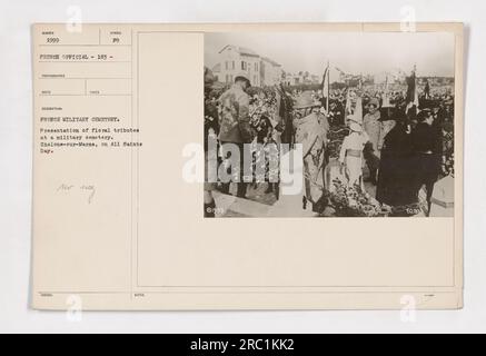 I soldati che rendono omaggio in un cimitero militare a Chalons-sur-Marne, durante la prima guerra mondiale. I soldati sono mostrati con tributi floreali nel giorno di tutti i Santi. La fotografia fu scattata in un cantone francese nelle vicinanze di Reims, che rimase intatta dalla guerra. Foto Stock