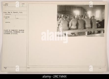 Classe di chimica guidata dal professor Carl Elschner in un Consiglio di amministrazione, come raffigurato nella fotografia numero 46979. La foto è stata scattata dal sergente Ray R. Tyrell il 13 aprile 1919. Le note indicano che c'è un'altra fotografia correlata numerata 46914. Foto Stock