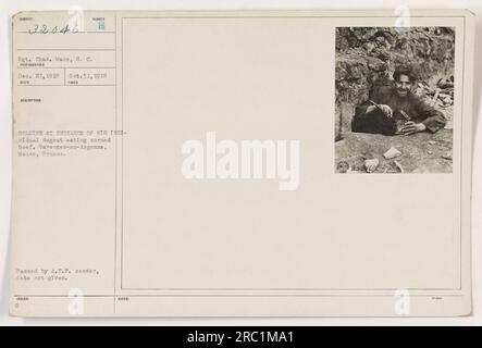 Sgt. Cass. Mace è visibile in questa fotografia scattata il 31 ottobre 1918 a Varennes-en-Argonne, in Francia. L'immagine mostra il sergente Mace all'ingresso del suo dugout individuale, che mangia manzo in scatola. La fotografia è stata verificata dalla censura della A.E.F. ma la data esatta della censura è sconosciuta. Foto Stock