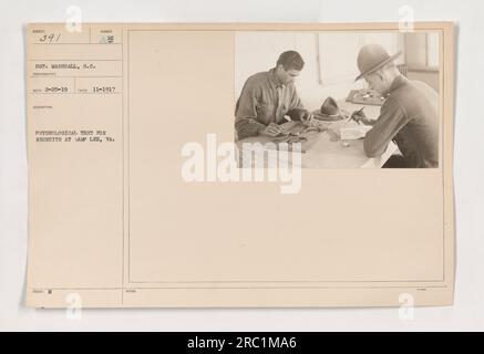 Le reclute sono sottoposte a test psicologici a Camp Lee, Virginia, durante la prima guerra mondiale L'immagine mostra il sergente Marshall, S.C., che partecipa al processo di test. Il fotografo consiglia la foto il 2-25-19 ed è stata scattata il 11-1917. La valutazione psicologica, designata come M HOTE 351, era una procedura standard utilizzata nel campo. Foto Stock