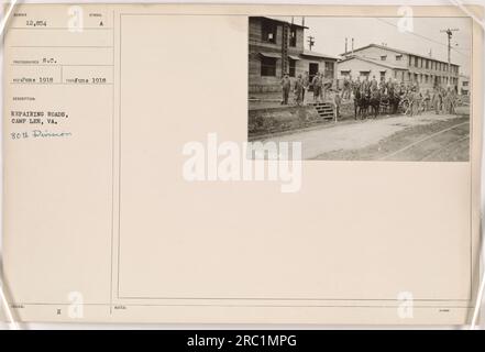 I soldati della 80th Division a Camp Lee, Virginia, riparano una strada nel giugno 1918. La fotografia, numerata 12.854, fu scattata durante la prima guerra mondiale come parte di una documentazione ufficiale delle attività militari americane. I soldati possono essere visti lavorare per migliorare le infrastrutture nel campo. Foto Stock