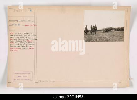 "20 marzo 1918: Il 16th Infantry passa in rassegna davanti al maggiore generale Liggett, Comandante del 1st Army Corps, generale Pershing, segretario Baker e colonnello Hines durante un tour di ispezione a Gondrecourt, in Francia. Fotografia scattata dal sergente A.C. Duff. Censored e pubblicato il 2 maggio 1918." Foto Stock