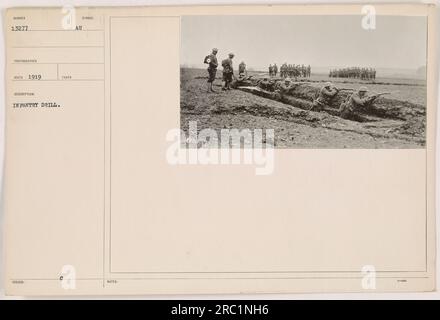 Soldati che partecipano alla fanteria durante la prima guerra mondiale. La fotografia è stata scattata nel 1919, e i soldati sono visti impegnati in esercizi di dispensa. Foto Stock