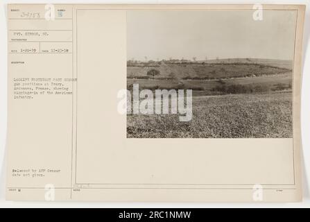 I soldati di fanteria americani conducono attività di scavo in Ivory, Ardennes, Francia durante la prima guerra mondiale Nella foto, i soldati possono essere visti guardando verso nord-est, oltre le posizioni di cannoni tedesche. Foto scattata il 23 novembre 1918 dal fotografo RECO. Rilasciato da ARP Censor, la data di rilascio specifica è sconosciuta. Informazioni supplementari fornite nella nota B del 4 marzo. Foto Stock