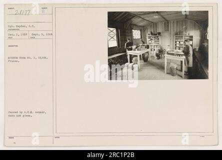 Sergente Reyden nella sala museo n. 2, Digione, Francia durante la prima guerra mondiale. La foto è stata scattata il 9 settembre 1918. Il sergente Reyden e' visto esaminare manufatti militari. L'immagine fa parte della collezione 28177 ed è stata approvata dalla censura A.E.F. Foto Stock