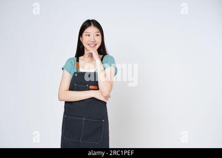 Donna felice chef o cuoco in grembiule in piedi isolato su sfondo bianco. Foto Stock