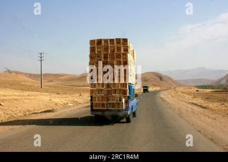 Un pick-up a pieno carico nella regione curda non lontano dal confine iracheno, Iran Foto Stock