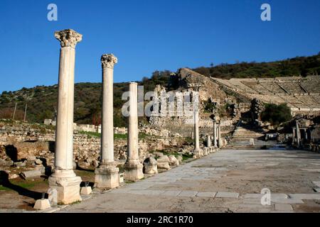 Efeso storico (Efes) con il famoso teatro vicino a Selcuk, Turchia Foto Stock