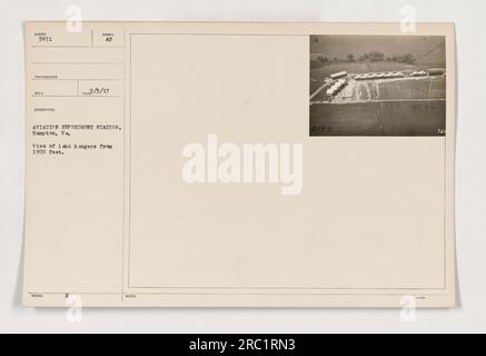 L'immagine mostra una vista degli hangar di terra presso la Aviation Experiment Station di Hampton, Virginia. La foto è stata scattata da un'altitudine di 1500 metri. L'immagine è numerata come 3871 ed è stata scattata da un fotografo non identificato. È stato ricevuto in una data non identificata, ma la descrizione menziona che è stato pubblicato il 3 marzo 1917. L'immagine è contrassegnata con i simboli "AU" e "AV". Ci sono note aggiuntive con i numeri 13811 e 720, ma i loro significati non sono forniti. Foto Stock