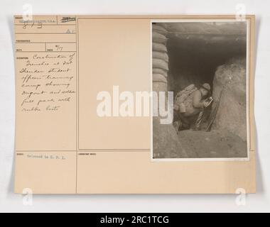 Soldati che costruiscono trincee nel campo di addestramento degli allievi ufficiali di Fort Sheridan. L'immagine mostra un dugout e un soldato in equipaggiamento completo, inclusi stivali in gomma. La fotografia è stata scattata durante la prima guerra mondiale e fa parte della collezione sulle attività militari americane durante la guerra. Foto Stock