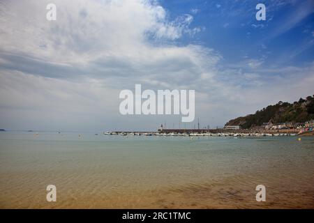 Navi nel porto di Erquy nelle Beratgne, Francia Foto Stock