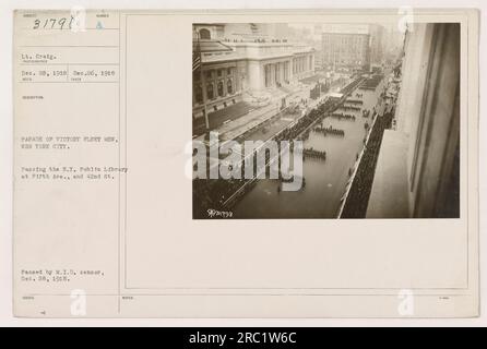 Le truppe americane celebrano la vittoria a New York. La foto mostra una sfilata di personale militare della Victory Fleet che passa per il N.Y. Biblioteca pubblica presso Fifth Ave. E 42nd St La fotografia è stata scattata il 26 dicembre 1918 e ricevuta dalle autorità il 28 dicembre 1918. Foto Stock