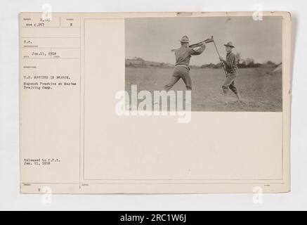 US Marines durante la prima guerra mondiale partecipando alla pratica della baionetta in un campo di addestramento in Francia. Foto Stock