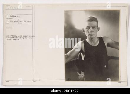 Il soldato Kelly, S.C., scatta una foto di Mike o'Dowd, un pugile leggero e rappresentante della Marina presso la Navy Barracks di Chatham, Inghilterra. Questa immagine è stata scattata il 5 dicembre 1918 da Pvt. Kelly e fa parte della serie 41018 nella collezione di attività militari americane durante la prima guerra mondiale. Foto Stock