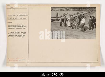 Ufficiali francesi e membri della camera dei rappresentanti osservano la costruzione di un ponte sul fiume Potomac a Washington Barracks, D.C. La foto è stata scattata dalla Corp. M. Fineberg, S.C. WUNDER BEC il 28 maggio 1918, e pubblicato con censura il 3 giugno 1918. Foto Stock