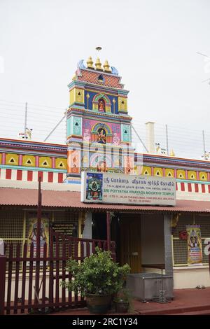 Sri Poyyatha Vinayaga Moorthy Temple, Malacca, Malesia. Tempio indù risalente al 1781 con un santuario in onore di Ganesh e una colorata torre d'ingresso. Foto Stock