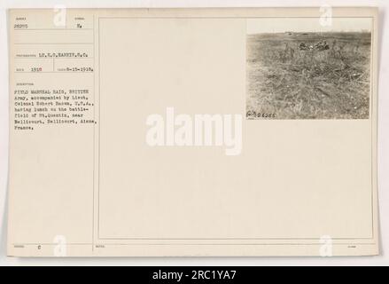 Il feldmaresciallo Haig dell'esercito britannico pranza sul campo di battaglia di St. Quentin, accompagnato dal tenente colonnello Robert Bacon dell'esercito degli Stati Uniti. La foto è stata scattata nei pressi di Bellicourt ad Aisne, in Francia, il 15 agosto 1918. Questa immagine è numerata 28255 nella raccolta. Foto Stock