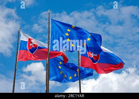 Bandiere slovacche e comunitarie, Bratislava, Slovacchia, Pressburg Foto Stock