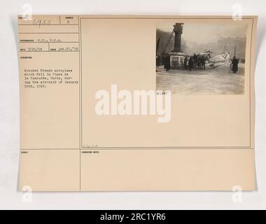 Didascalia: L'immagine 111-SC-6955 raffigura un aereo francese naufragato che si è schiantato a Place de la Concorde, Parigi durante un raid aereo il 30 gennaio 1918. La foto è stata scattata dal fotografo S.C., U.S.A. ed è datata 30 gennaio 1918. Questa immagine fa parte della collezione di attività militari americane durante la prima guerra mondiale. Foto Stock