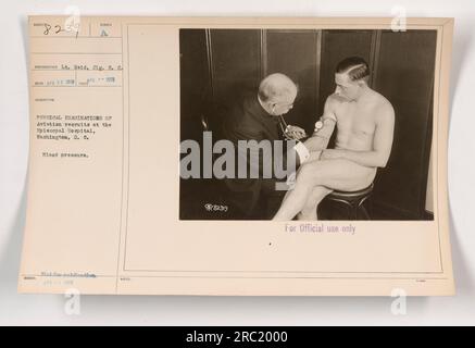 L'immagine 111-SC-8239 mostra il tenente Reid, un fotografo del Signal Corps, che cattura foto di esami fisici di reclute dell'aviazione presso l'Episcopal Hospital di Washington, D.C. La fotografia si concentra specificamente sul test della pressione sanguigna. L'immagine non è destinata alla pubblicazione ed è contrassegnata esclusivamente per uso ufficiale. Foto Stock